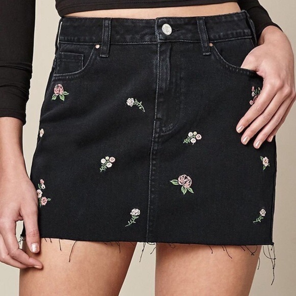 NWOT PacSun Floral Embroidered Black Skirt Size 27